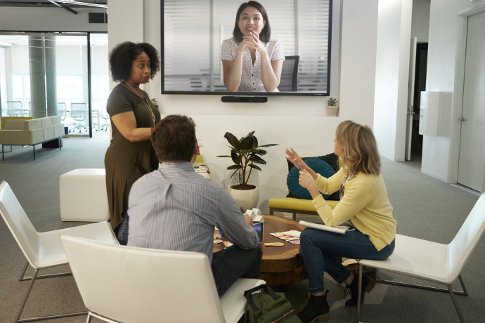 Poly Studio X30 — видеобар с микрофонной системой нового поколения