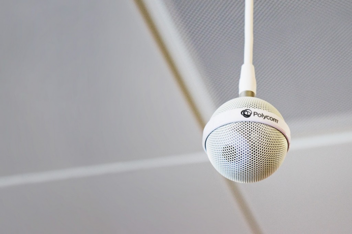 Polycom Ceiling Microphone White — потолочный микрофон для ВКС серии HDX и RealPresence Group
