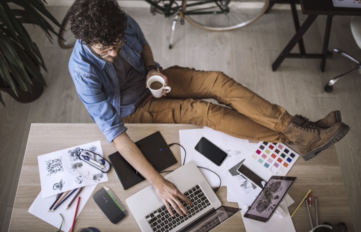 Poly Sync 40 — смарт-спикерфон для небольших переговорных с защитой от пыли и влаги