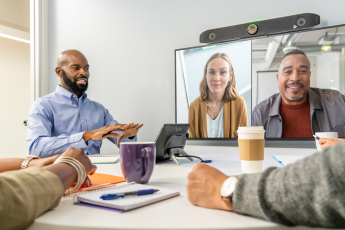 Poly Studio X52 — видео бар «все в одном», с автонаведением с помощью искусственного интеллекта, 4К камера, 95°