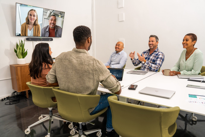 Poly Studio X52 — видео бар «все в одном», с автонаведением с помощью искусственного интеллекта, 4К камера, 95°